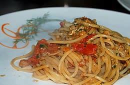 Spaghetti con ragù di molluschi speziato