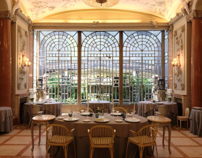 Scopri di più sull'articolo Enoteca La Torre a Villa Laetitia, viaggio partenopeo con Stile
