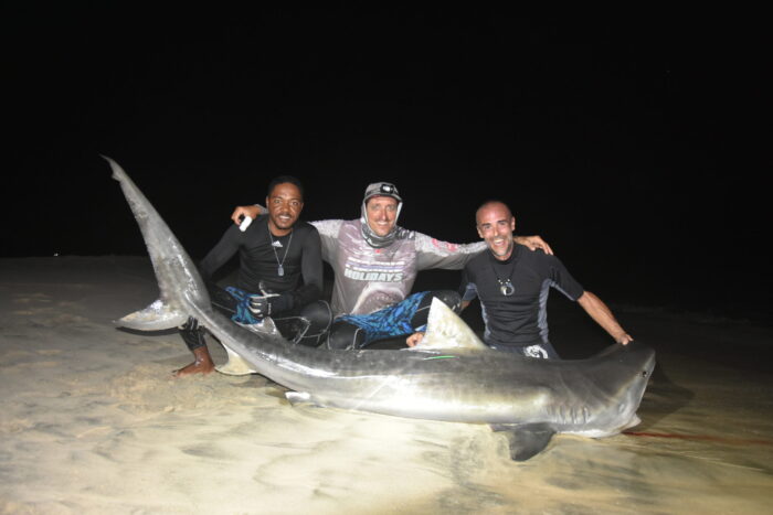 Al momento stai visualizzando Pesca agli squali dalla riva a Capo Verde: la sfida estrema sulle scogliere di Sal
